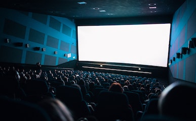 People Watch Streaming Inside the Theater<br />

