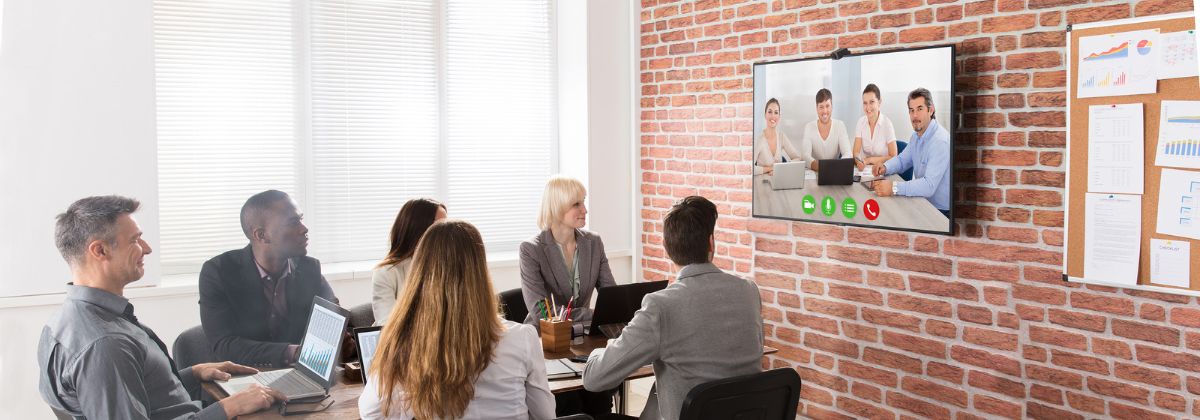 People video conferencing with huddly go