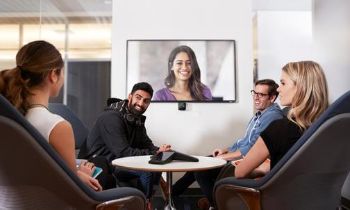 4 employees on a video conference with a woman